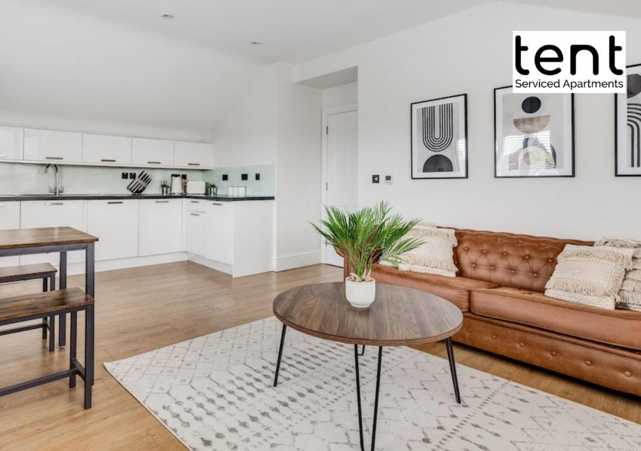 Stylish 1 Bed Apt , Central , Pkg, Perfect For Long Stays Egham Extérieur photo