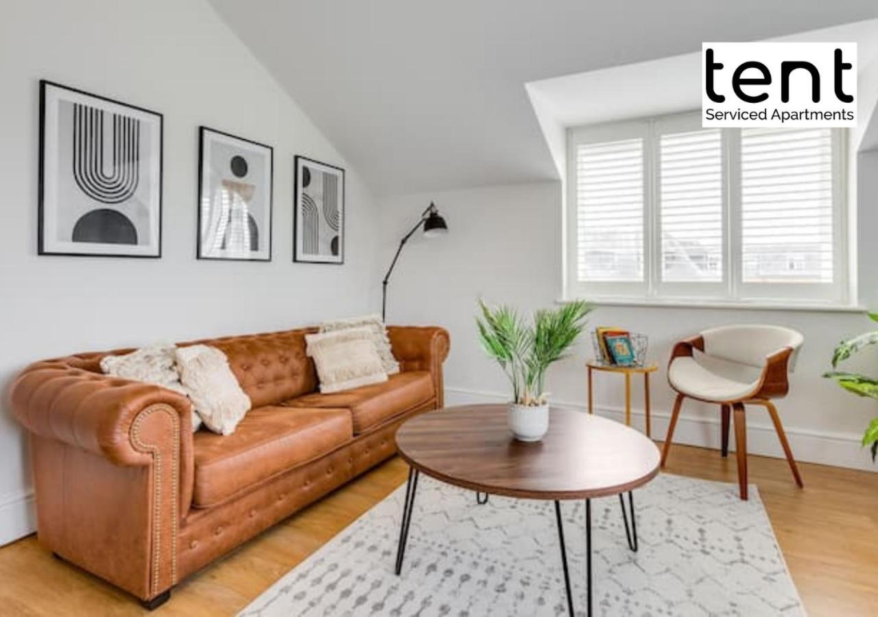 Stylish 1 Bed Apt , Central , Pkg, Perfect For Long Stays Egham Extérieur photo